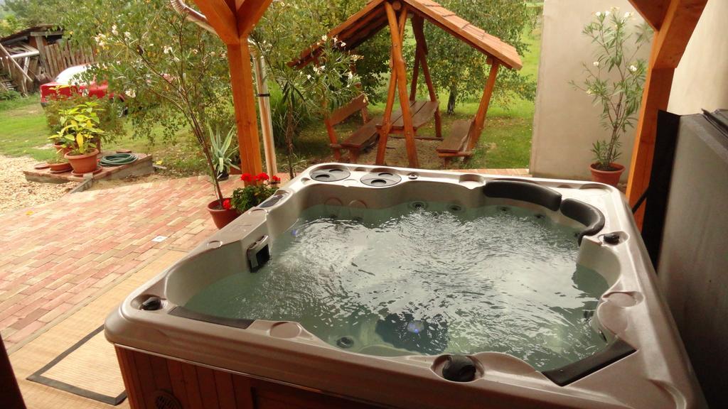 Gerendas Vendeghaz Hotel เอ็กแกร์ซาโลก ภายนอก รูปภาพ